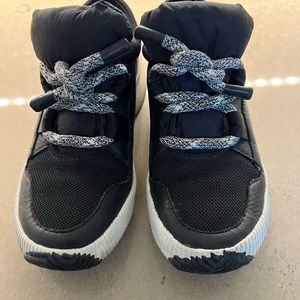 Woman’s Sorel black active shoe size 6.  Excellent condition